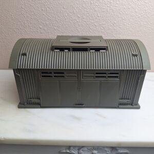 New Ray Modern Armor Barracks - 1:32 scale - green plastic